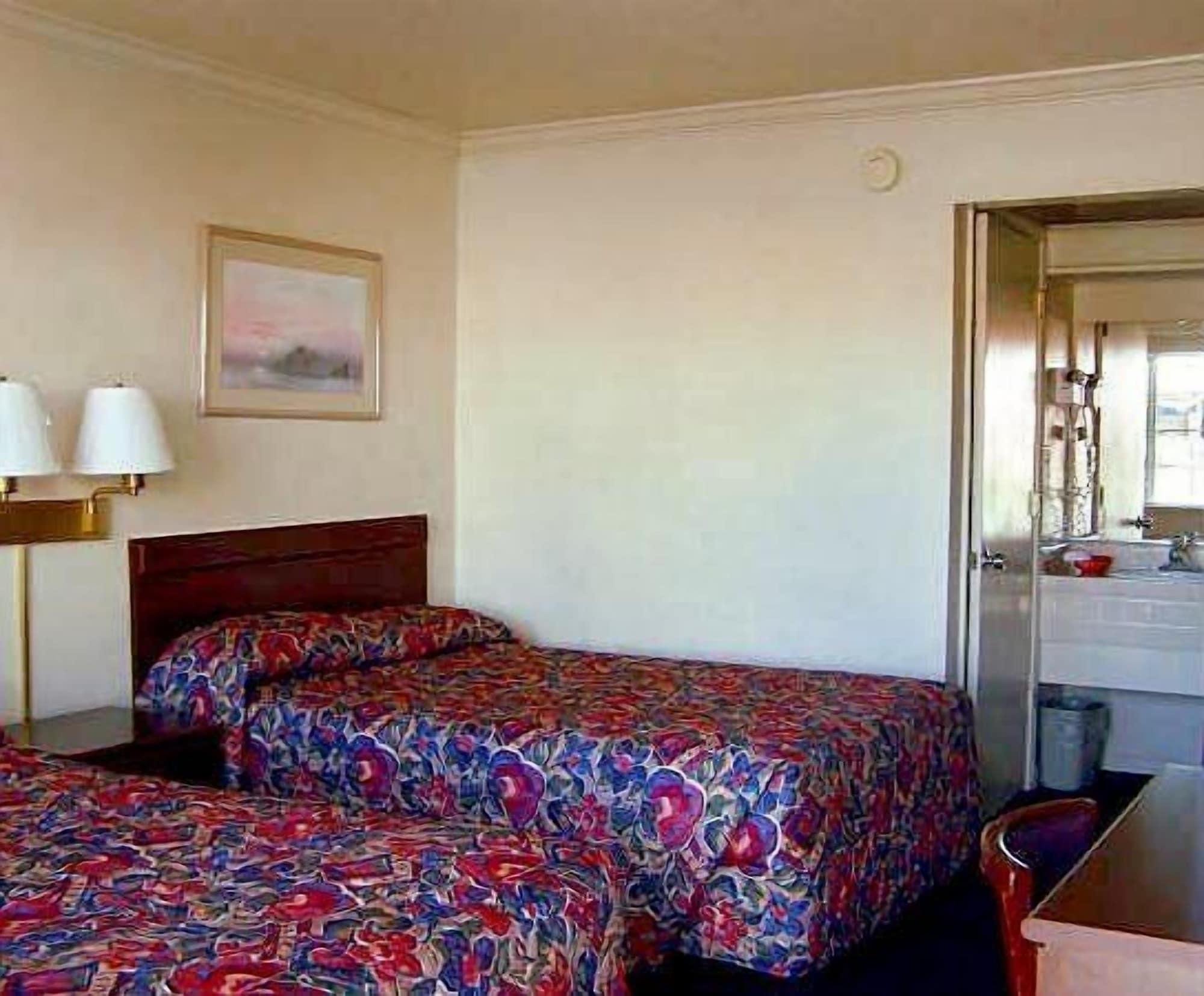 Economy Inn Monterey Сийсайд Екстериор снимка