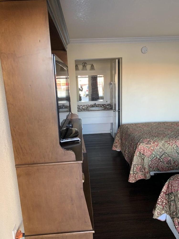 Economy Inn Monterey Сийсайд Екстериор снимка