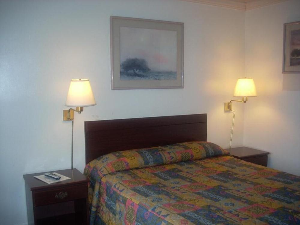 Economy Inn Monterey Сийсайд Екстериор снимка