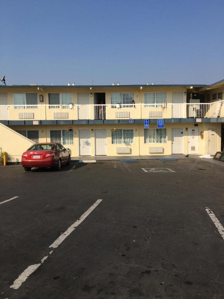 Economy Inn Monterey Сийсайд Екстериор снимка