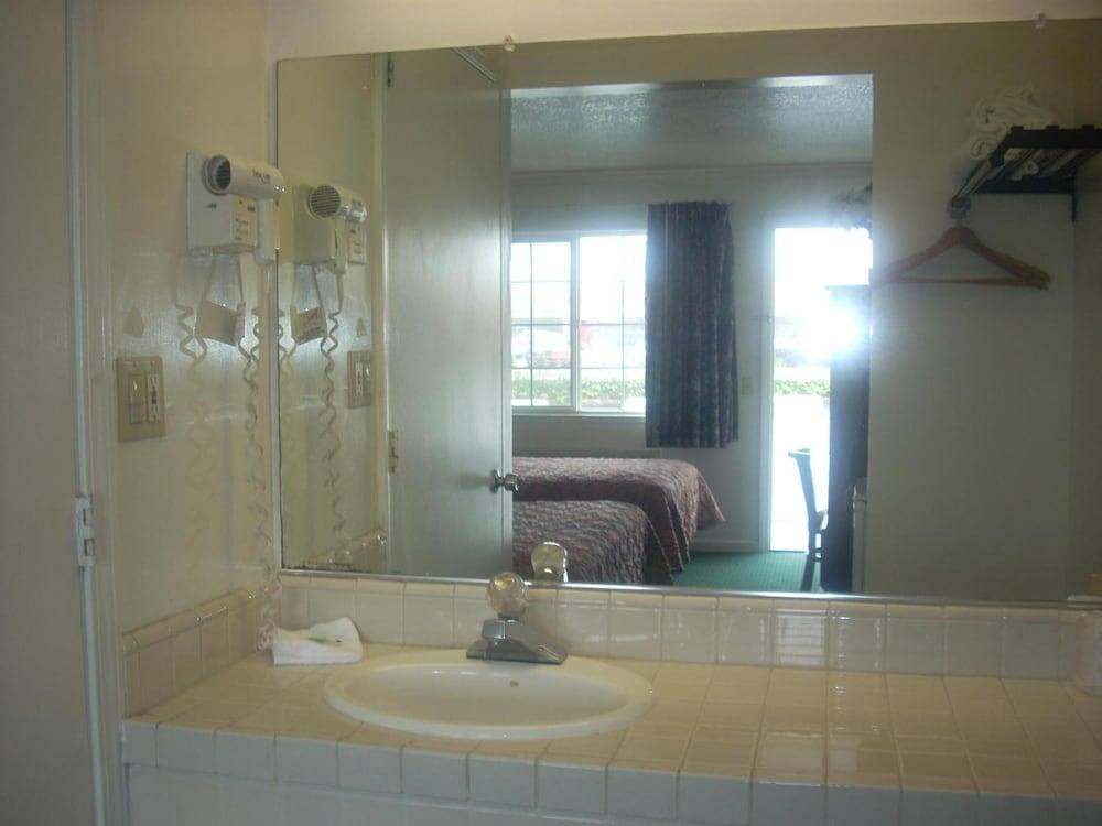 Economy Inn Monterey Сийсайд Екстериор снимка