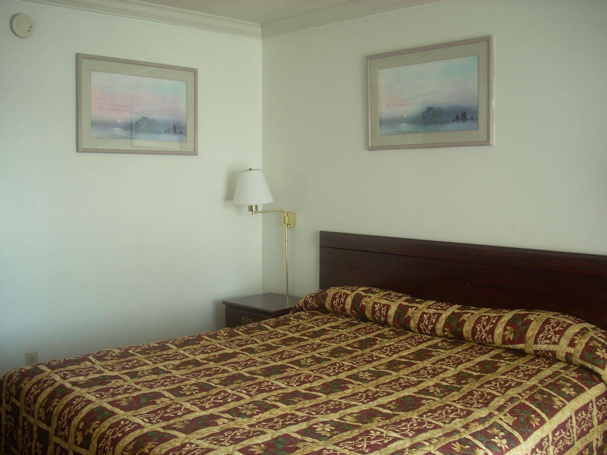 Economy Inn Monterey Сийсайд Екстериор снимка